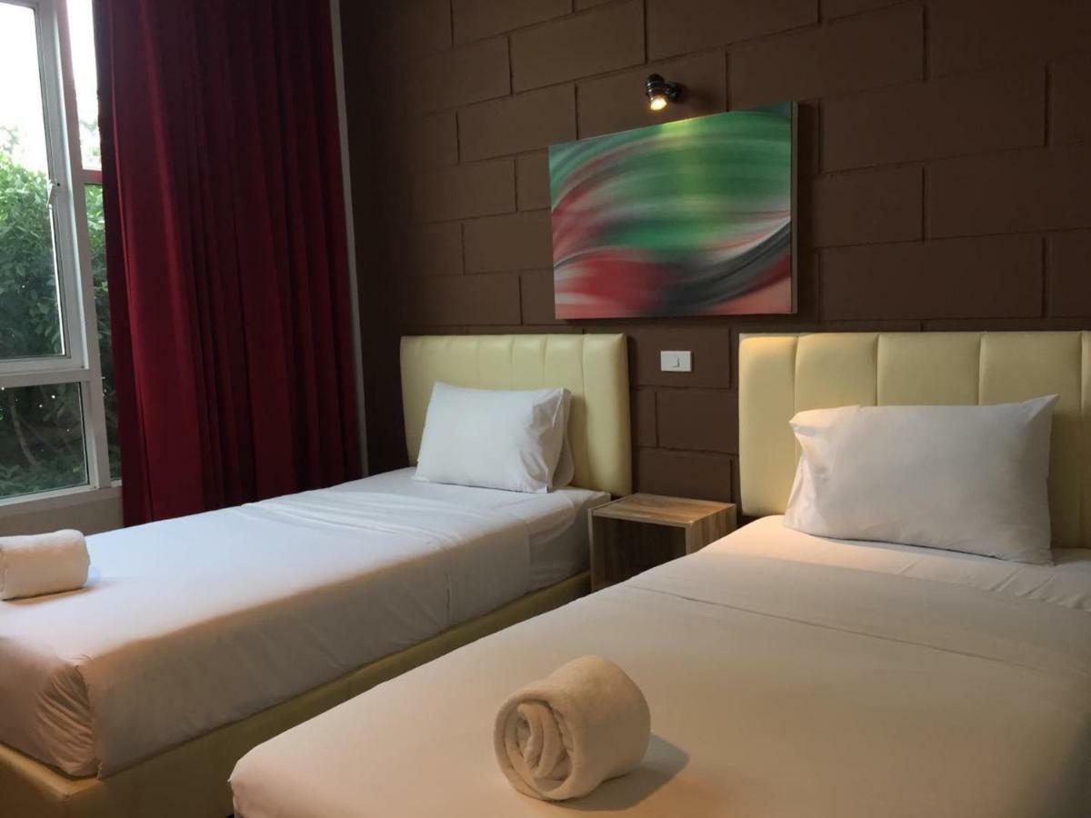 The Zell Hotel Бурирам Екстериор снимка