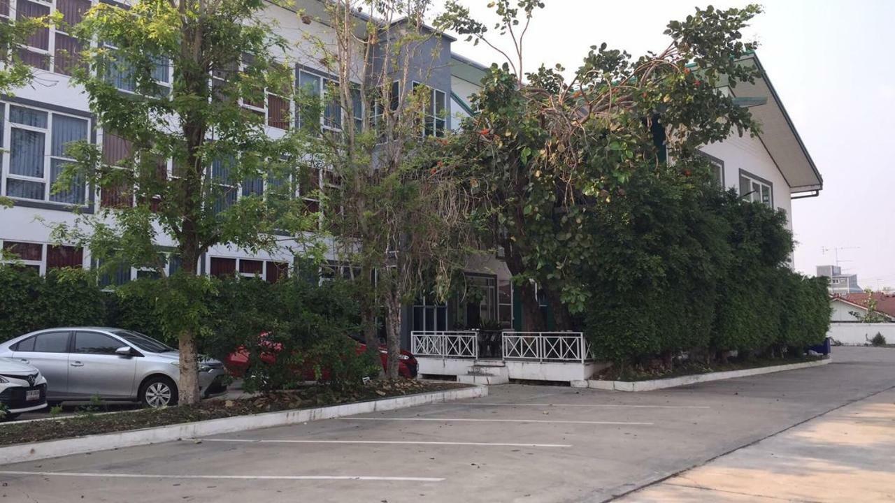 The Zell Hotel Бурирам Екстериор снимка